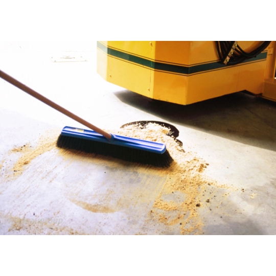 Bột thấm dầu tràn vãi và hóa chất trên nền sàn Floor Gator